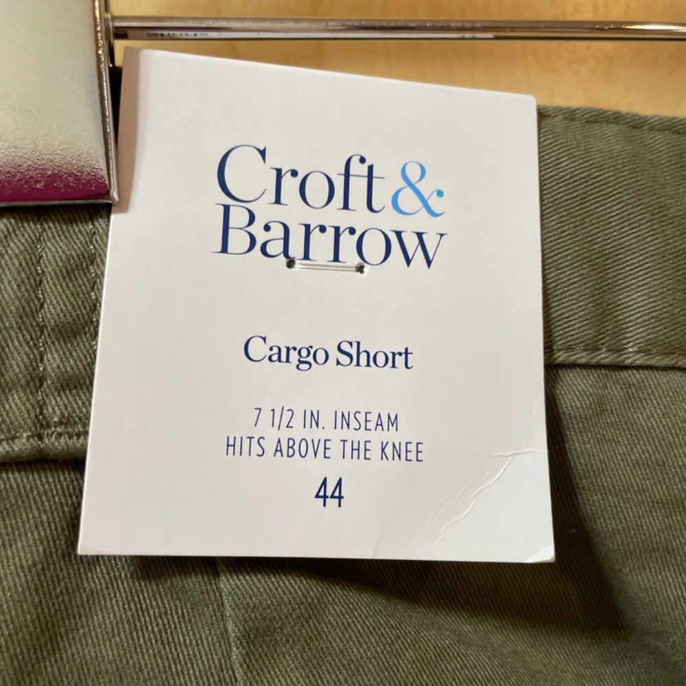 Men’s NWT Side Elastic Cargo Shorts- 44 inch waistline- 7.5 inseam- lots of pock - Picture 4 of 6
